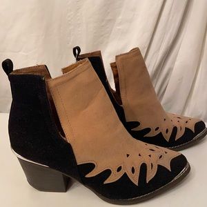 Journee Collection black/tan suede ankle boots 8.5